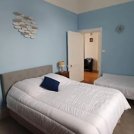 5 Pers, à 200 M De La De - Valentine